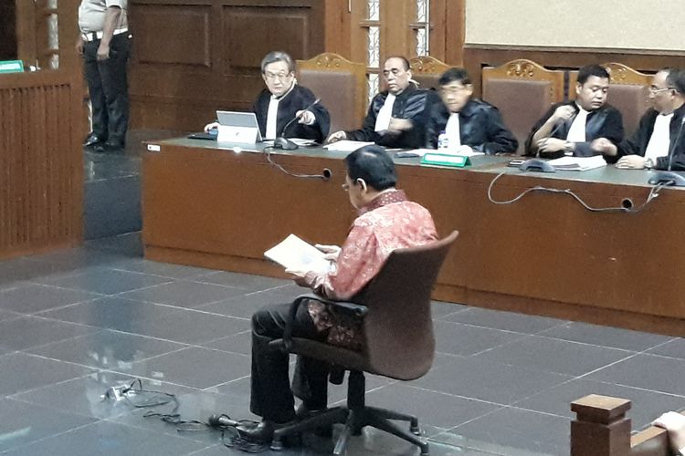 Setya Novanto duduk di kursi terdakwa di Pengadilan Tipikor Jakarta, Jumat (13/4/2018).