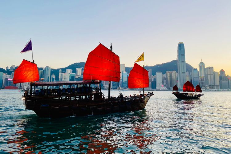 Ilustrasi perahu Duk Ling di Victoria Harbour, Hong Kong.