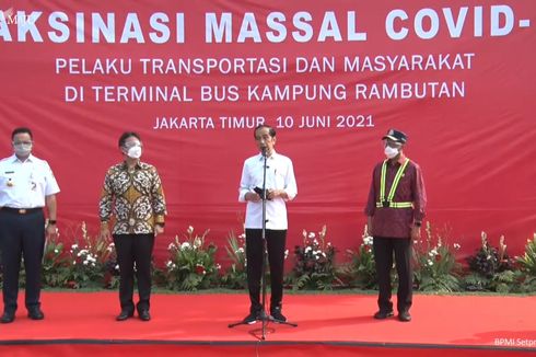 Didampingi Anies, Jokowi Tinjau Vaksinasi Covid-19 di Kampung Rambutan