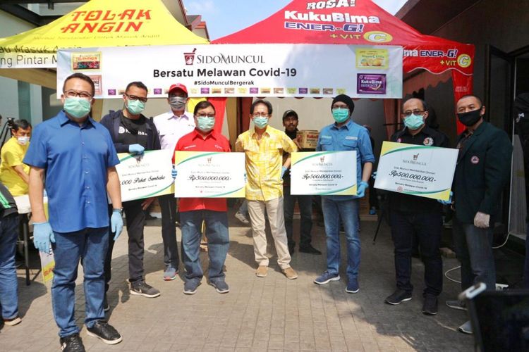 Terdampak Physical Distancing, Perusahaan Ini Siapkan Rp 15 Miliar Bantuan Sosial Untuk Masyarakat Miskin 9 Direktur Sido Muncul Irwan Hidayat menyerahkan bantuan senilai Rp 2 miliar untuk Rumah Perubahan dan Kitabisa.com, benihbaik.com, Ikatan Dokter Indonesia (IDI), dan Palang Merah Indonesia (PMI). Bantuan diserahkan di kantor marketing Sido Muncul Cipete, Jakarta Selatan, Sabtu (4/4/2020)