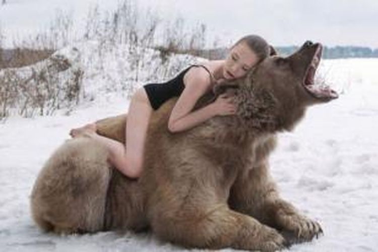 Fotografer Olga Barantseva mengajak dua model cantik untuk berpose bersama seekor beruang bernama Stephen demi mengkampanyekan gerakan anti-perburuan beruang di Rusia.
