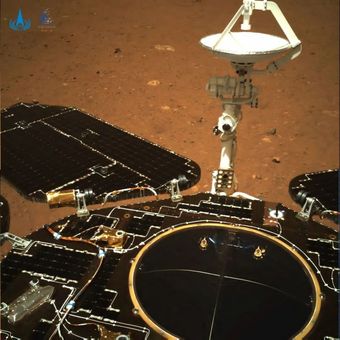 Foto pertama China di Mars. Tampak belakang Zhurong, menunjukkan panel surya yang tidak dilipat dan antena komunikasi 