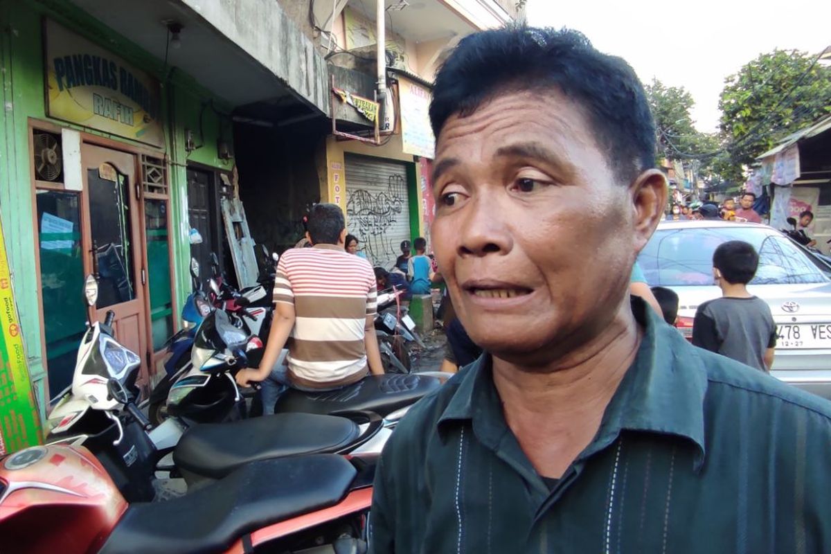 Salah satu warga terdampak kebakaran Depo Pertamina Plumpang, Muhammad Syairuddin (54), saat bercerita mengenai kerugian yang dialami akibat insiden kebakaran, Minggu (5/3/2023) 
