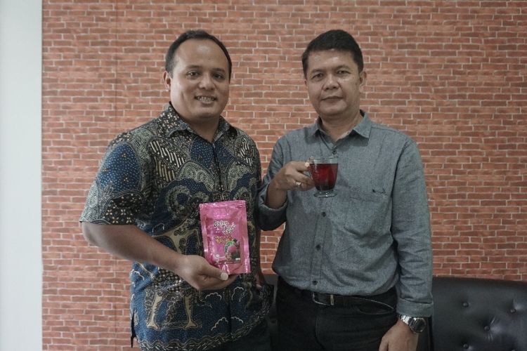 Dosen UKSW Salatiga memerlihatkan teh celup bit yang memeroleh sertifikat paten