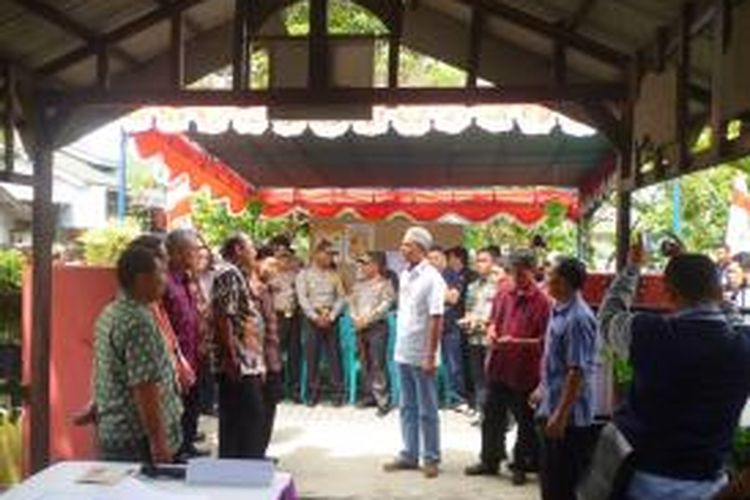 Gubernur Jawa Tengah, Ganjar Pranowo meninjau TPS 19 Kuncen Baru, Kelurahan Ungaran, Kabupaten Semarang, Rabu (9/12/2015) siang.