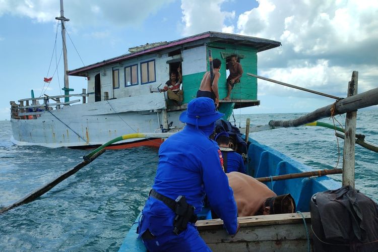 Proses evakuasi KLM Cinta Kembar Hilang di Perairan Ambunten, Kabupaten Sumenep, Sabtu (13/8/2022). 
