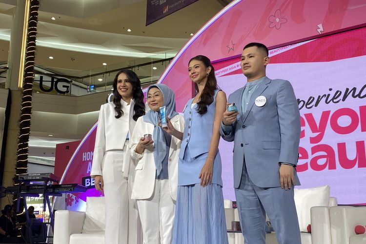 Dr. Anesia Tania, dr. Telisiah Utami Putri, Yuki Kato, dan Esa Mahira pada acara ?POND?S Biome Lab? di Mall Kota Kasablanka, Jakarta Selatan, Sabtu (7/6/2025).
