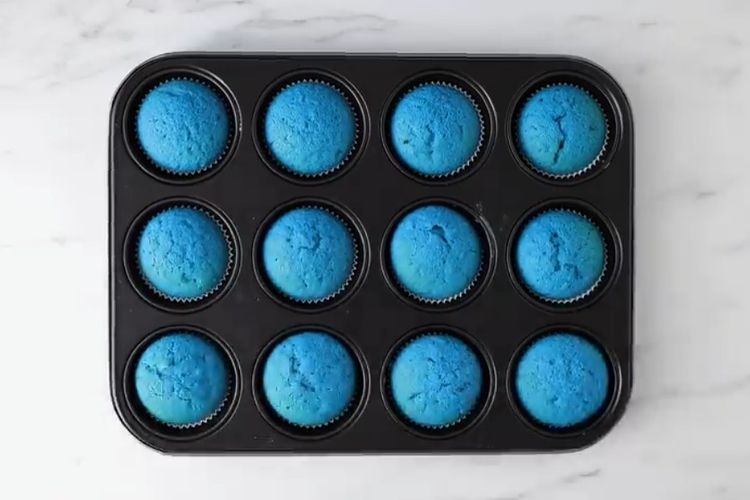 Muffin biru yang digunakan dalam eksperimen Blue Poop Challenge.