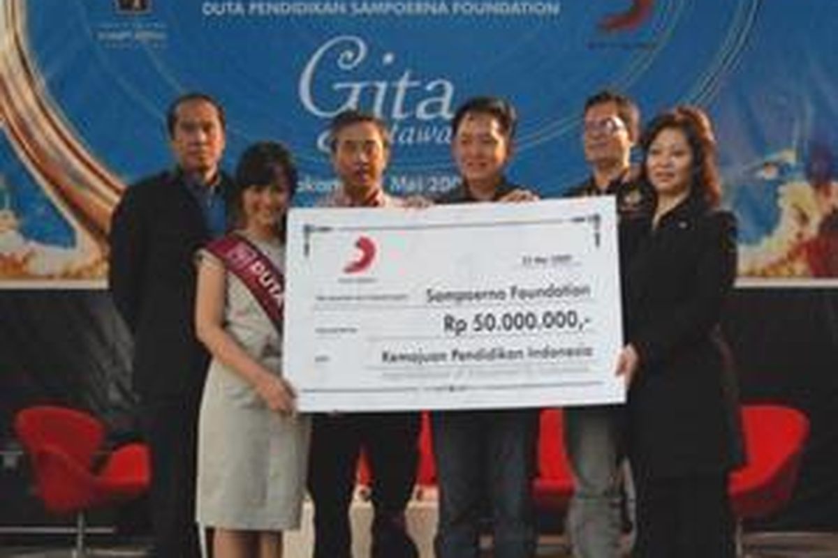 Selain akan terlibat langsung pada program-program pendidikan Sampoerna Foundation, Gita Gutawa melalui Sony Music Indonesia mendonasikan uang sebesar 50 juta rupiah untuk beasiswa SF (25/5).