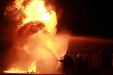 Sebuah Pabrik Sepatu di Bojonegoro Terbakar akibat Korsleting Listrik