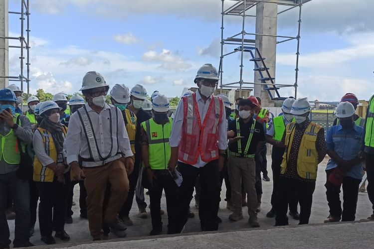 Menteri Perhubungan Budi Karya Sumadi (rompi  merah) saat meninjau progres pekerjaan fisik pembangunan Terminal VVIP Bandara I Gusti Ngurah Rai, Tuban, Badung, Bali, pada Jumat (3/6/2022). Kompas.com/ Yohanes Valdi Seriang Ginta