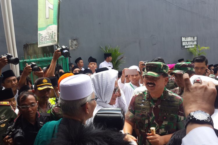 Panglima TNI, Marsekal Hadi Tjahjanto saat tiba di Ponpes An-Nur 1 Bululawang, Kabupaten Malang untuk bersilaturahmi bersama ulama se-Jawa Timur, Selasa (30/1/2018)