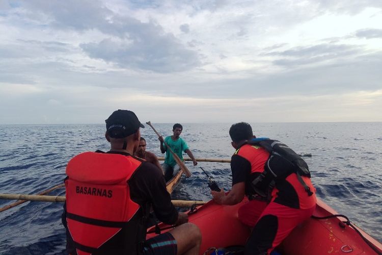 Foto: Tim SAR gabungan sedang melakukan pencarian terhadap Yakobus Sawu (33) korban tenggelam di sekitar perairan Desa Natakoli, Kecamatan Mipitara, Kabupaten Sikka, Nusa Tenggara Timur (NTT)