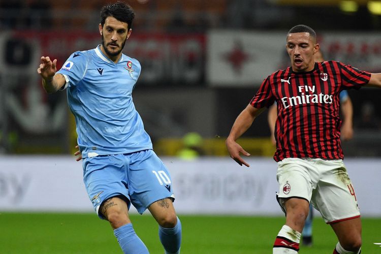 Luis Alberto dibayang-bayangi Ismael Bennacer pada pertandingan AC Milan vs Lazio dalam lanjutan Serie A Liga Italia di San Siro, 3 November 2019. 