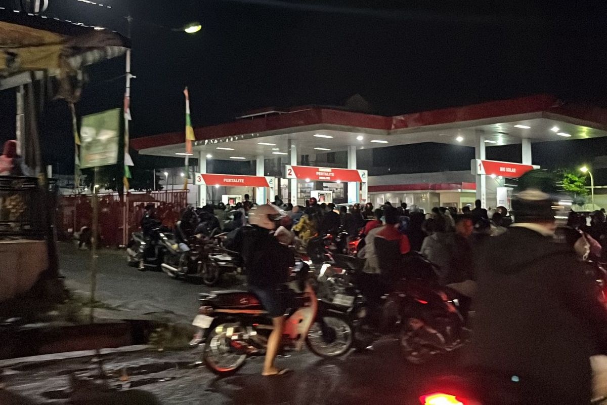 Situasi antrean pengisian Bahan Bakar Minyak (BBM) di Pematangsiantar, Sumatera Utara, Selasa (2/12/2025)