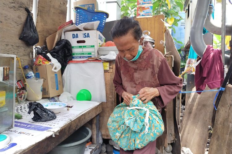Samiyah (70) Nenek Lansia Asal Warga Sampang Madura yang Berjualan Kopi di Jalan Embong Kenongo, Surabaya dan Tidur di Dalam Lemari, Rabu (2021/11/10).