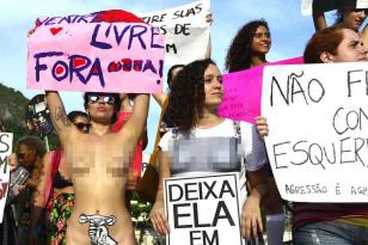 Ratusan wanita Brazil menggelar aksi telanjang dada sebagai bentuk protes terhadap kasus pemerkosaan.