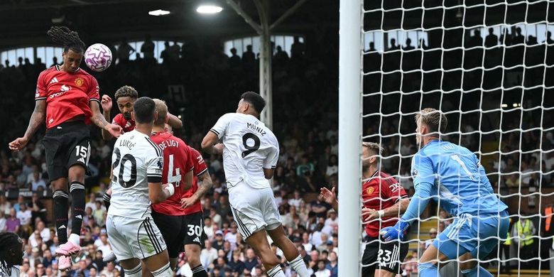 Leny Yoro (kiri) menyundul bola dalam laga Liga Inggris antara Fulham vs Man United di Craven Cottage di London pada 24 Agustus 2025. (Foto oleh JUSTIN TALLIS / AFP) 