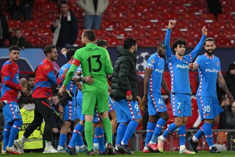 Skuad Atletico Madrid merayakan keberhasilan mengalahkan Man United 1-0 pada laga leg kedua 16 besar Liga Champions di Stadion Old Trafford, Rabu (16/3/2022) dini hari WIB. Atletico Madrid lolos ke perempat final Liga Champions berkat keunggulan agregat 2-1 atas Man United.