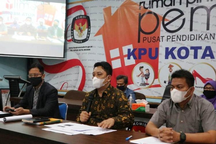 Ketua KPU Kota Medan Agussyah Ramadani Damanik menetapkan Muhammad Bobby Afif Nasution - Aulia Rachman dan Akhyar Nasution - Salman Alfarisi sebagai paslon wali kota dan wakil wali kota Medan 2020, Rabu (23/9/2020)