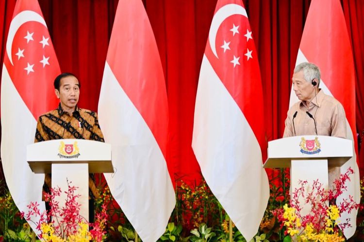 Presiden Joko Widodo saat menyampaikan keterangan pers bersama PM Singapura Lee Hsien Long di Istana Kepresidenan Singapura, Kamis (16/3/2023).