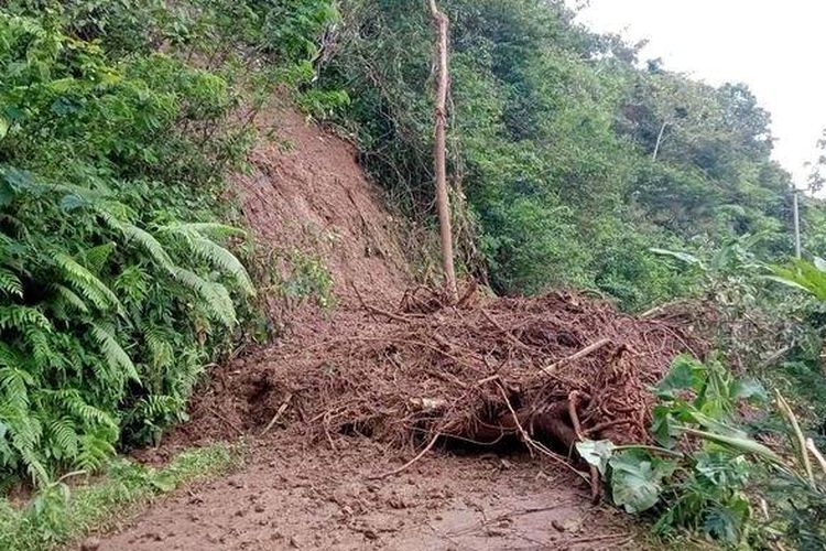 Kondisi jalan di Langkaplancar, Pangandaran, masih tertutup material longsoran sejak, Jumat (16/9/2022) pagi hingga malam. Material longsoran baru dibersihkan besok, tunggu alat berat.


