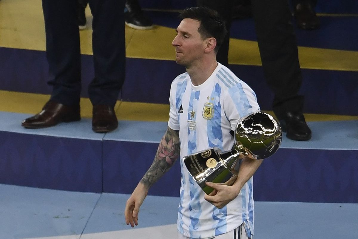 Lionel Messi memegang trofi Top Skor Copa America 2021 setelah timnas Argentina mengalahkan Brasil 1-0 di final yang bergulir di Stadion Maracana pada Minggu (11/7/2021), pagi hari WIB.