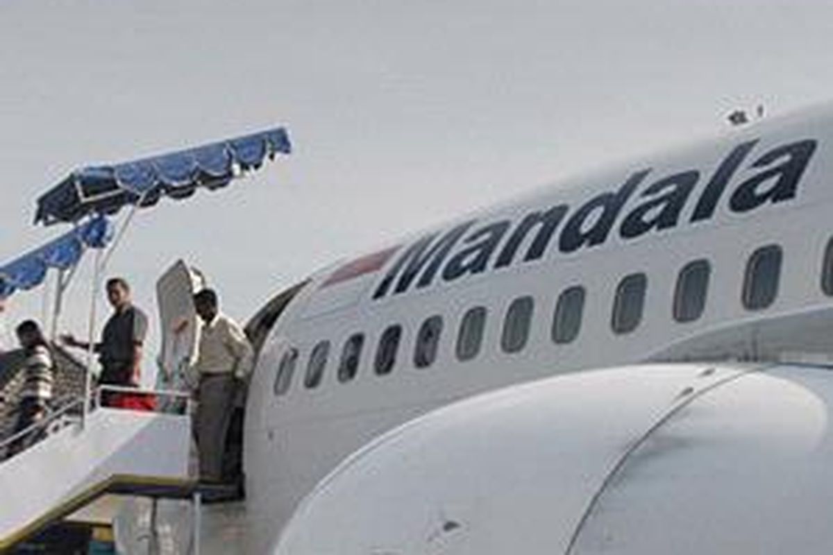 Salah satu pesawat angkut penumpang Boeing 737-400 milik Mandala Airlines tengah menurunkan penumpang. 