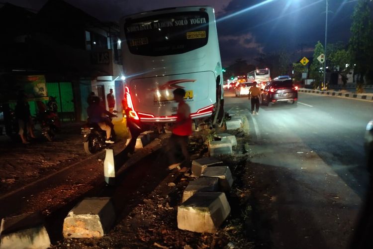 Kondisi bus MIRA yang kecelakaan di Bantul, DI Yogyakarta. Jumat (4/11/2023) petang