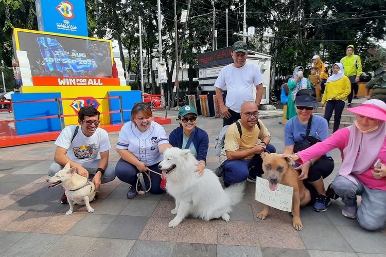 Komunitas Dog Lovers mendatangi car free day (CFD) di Bundaran Hotel Indonesia (HI), Jakarta Pusat, Minggu (30/10/2022) pagi. Berjumlah sekitar enam orang, mereka membawa anjing masing-masing.