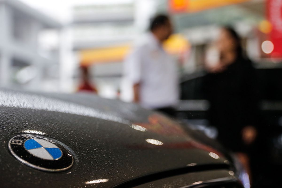 Mobil BMW 520i Luxury saat acara flag-off dari BMW Driving Experience di SPBU Shell, Jalan Gatot Subroto, Menteng Dalam, Jakarta, Senin (12/3/2018). Program BMW Driving Experience merupakan kegiatan untuk menempuh lima kota besar sejauh 900 kilometer dengan mengendarai BMW Seri 5, salah satunya BMW 520i Luxury yang memiliki mesin 4-silinder BMW TwinPower Turbo serta memakai bahan bakar berkualitas.