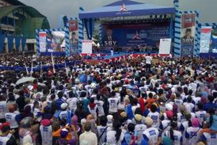 Suasana kampanye Partai Demokrat di depan Stadion Kanjuruhan, Kepanjen, Kabupaten Malang, Sabtu (22/3/2014).