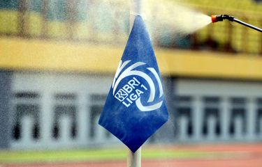 Bendera sepak pojok disemprot disinfektan setiap jeda pertandungan selama Liga 1 2021-2022.