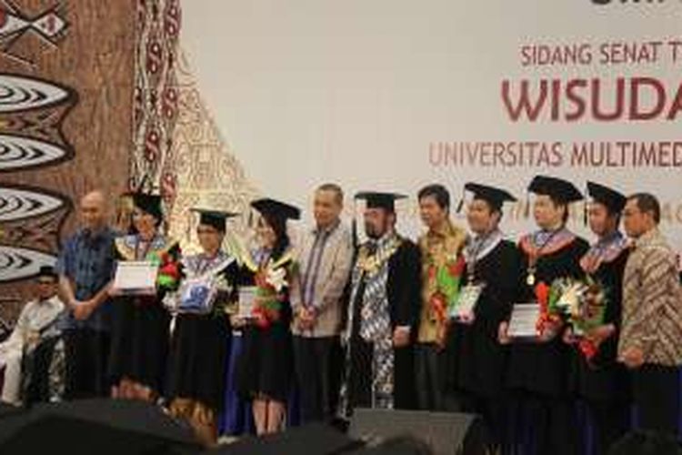 Wisudawan terbaik Universitas Multimedia Nusantara berfoto bersama rektor Ninok Leksono