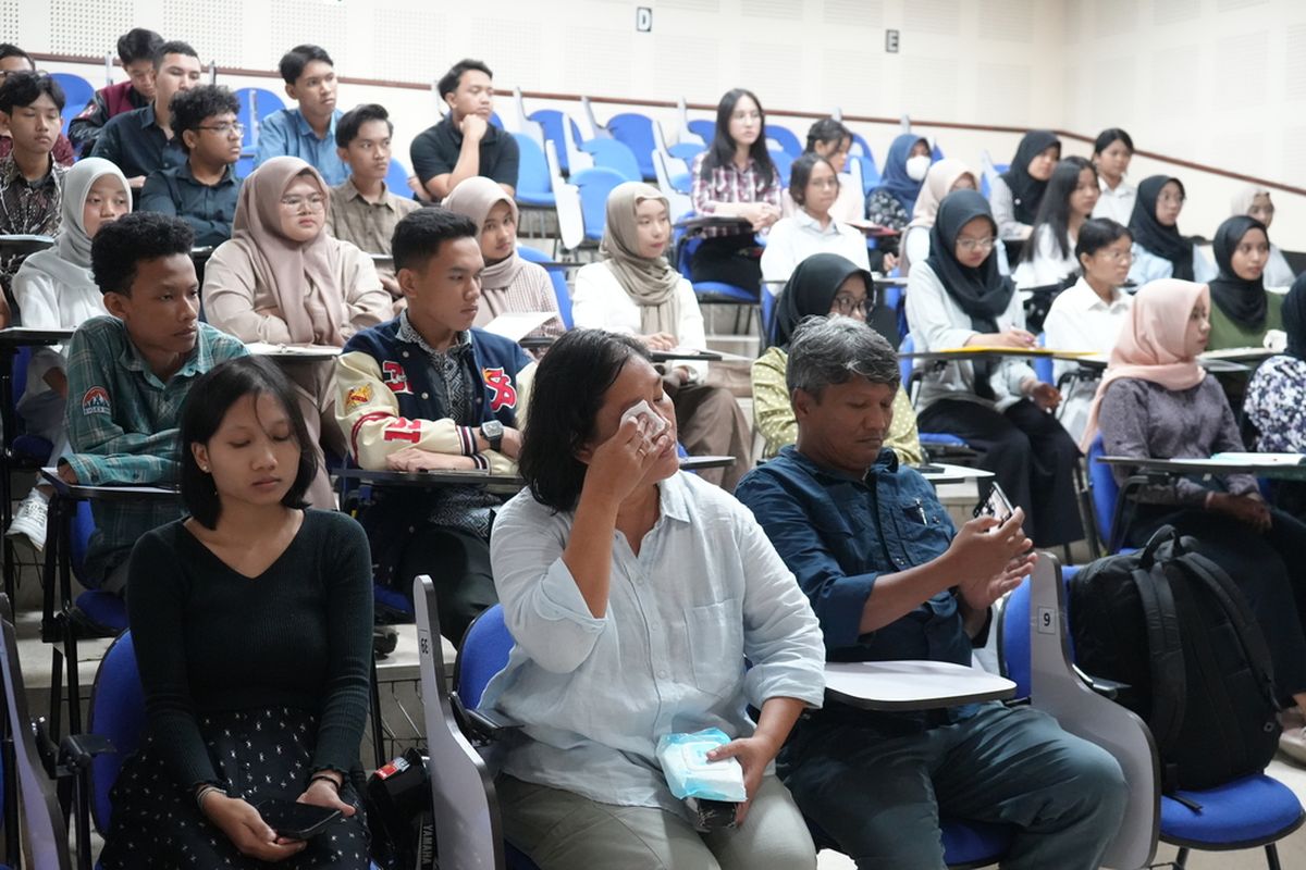 Sebastian Hutabarat dan Imelda Tiurniari Napitupulu serta putri sulungnya saat duduk di ruangan kelas mengikuti perkulihaan Fakultas Ekonomika dan Bisnis Universitas Gadjah Mada (FEB UGM) untuk mewakili putrinya Marchia R.M. Hutabarat yang telah berpulang pada 17 Juni 2024 silam.  (Foto Dokumentasi Humas FEB UGM)
