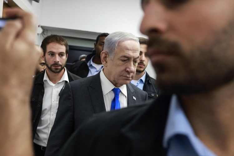Perdana Menteri Israel Benjamin Netanyahu tiba untuk menghadiri rapat Kabinet di Kirya, yang merupakan tempat Kementerian Pertahanan Israel, di Tel Aviv pada 17 Desember 2023. Pada Senin (25/12/2023), ia mengunjungi Jalur Gaza.