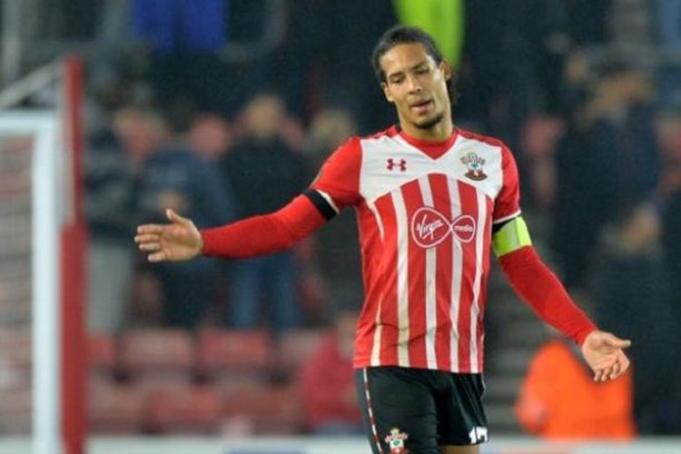 Bek tengah Southampton, Virgil van Dijk, tampil dalam laga Liga Europa kontra Hapoel Beer Sheva di Stadion St Mary, 8 Desember 2016.