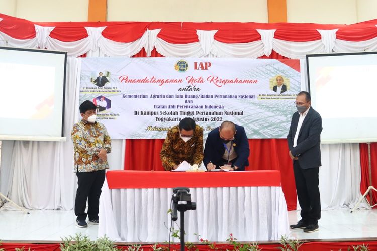 Penandatanganan MoU antara Sekretaris Jenderal Kementerian ATR/BPN, Himawan Arief Sugoto dan Ketua Umum IAP, Hendricus Andy Simarmata di Aula Sekolah Tinggi Pertanahan Nasional (STPN), Yogyakarta, pada Jumat (26/08/2022). 