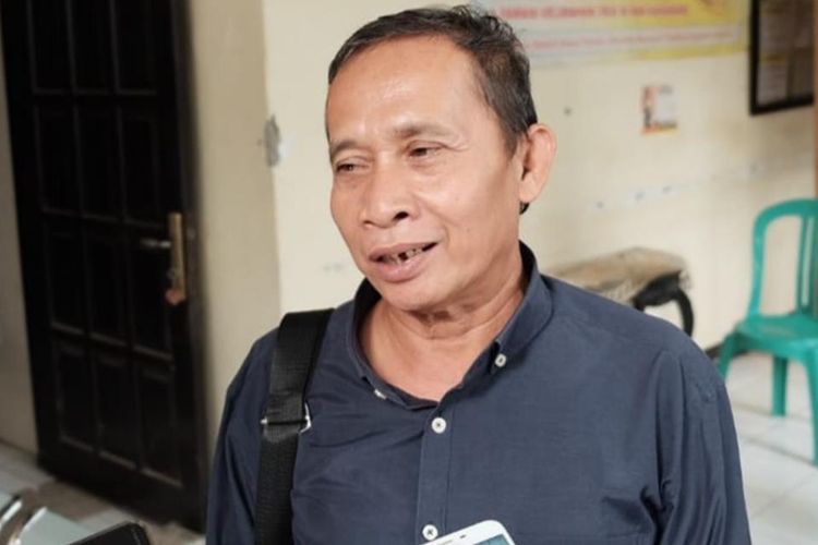Komisioner KPU Karawang Asep Saepudin Muksin usai memenuhi panggilan Bawaslu Karawang terkait dugaan jual beli suara pileg,  Kamis (27/6/2019).