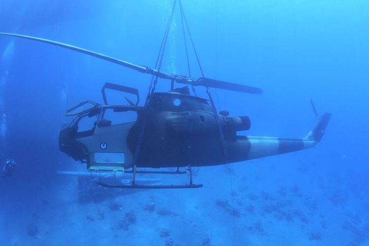 Helikopter tempur milik militer Yordania yang ditenggelamkan untuk museum bawah laut di Laut Merah.