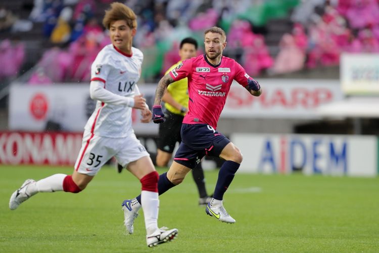 Aksi pemain Australia, Adam Taggart, saat mentas di J League, kasta tertinggi Liga Jepang.