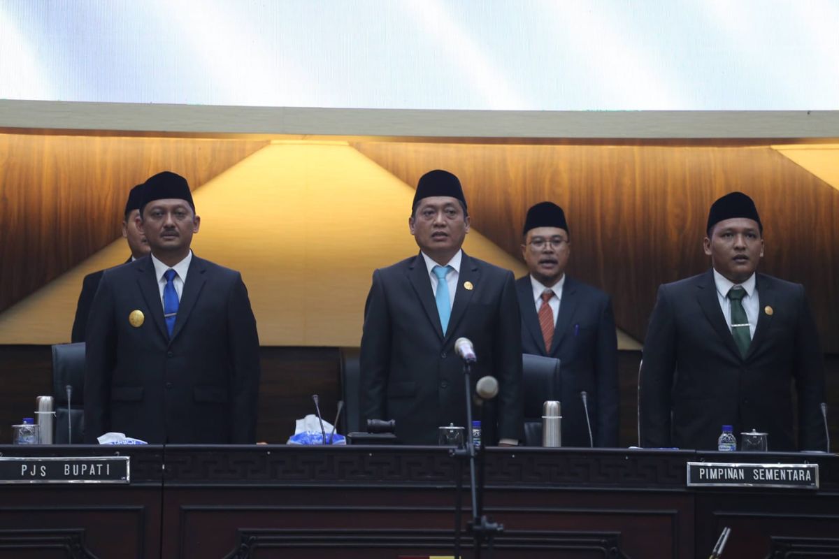 Ketua DPRD Jember Ahmad Halim besama Pjs Bupati Jember Imam Hidayat 