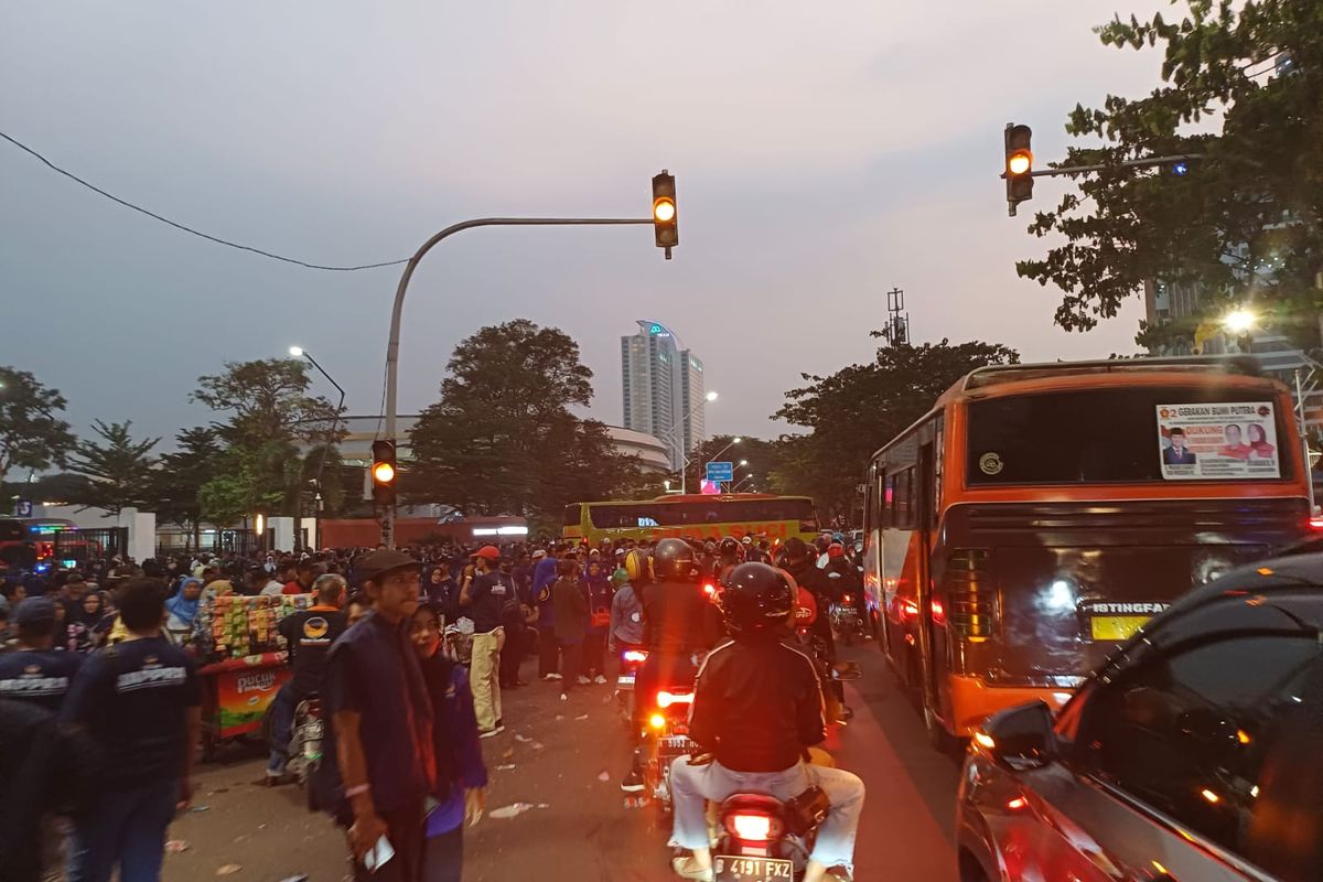 Kemacetan di Sekitar Stadion Utama Gelora Bung Karno (SUGBK), Senayan, Jakarta Pusat, usai acara Apel Siaga Perubahan Partai Nasdem, Minggu (16/7/2023).