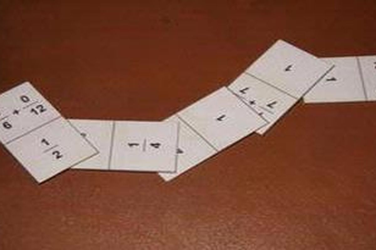 Tak ubahnya bermain domino, setelah kartu pertama dilempar, kartu berikutnya akan mengikuti. Namun, jika pada domino sesungguhnya berisi kumpulan atau urutan angka-angka, pada 