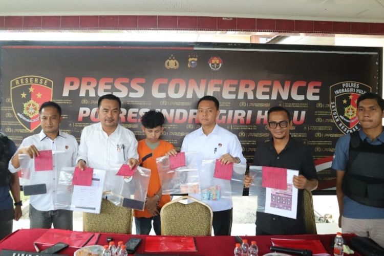 Polres Inhu menggelar konferensi pers penangkapan pelaku love scamming, Senin (16/6/2025).