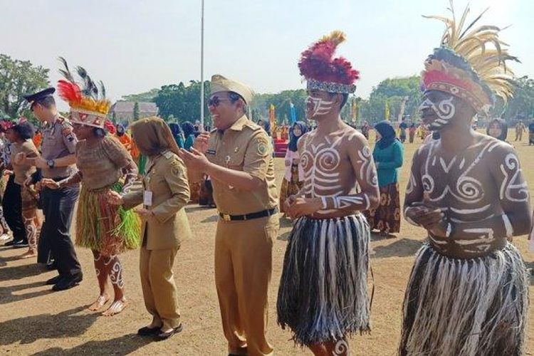 Bupati Pekalongan, Asip Kholbihi dan Forkompinda saat menari tarian Yosim Pancar atau Yospan upacara peringatan ke-91 Hari Sumpah Pemuda, di alun-alun Kajen, Kabupaten Pekalongan, Jawa Tengah, Senin, (28/10/2019). 