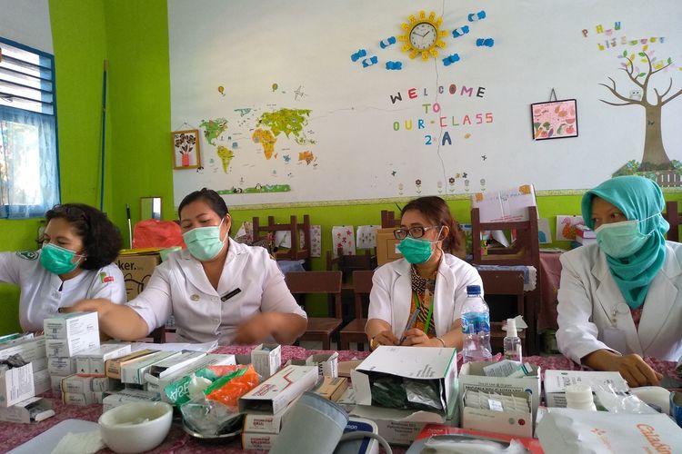 dr. Siti Hasanah (kedua dari kiri) menyebut pengungsi korban banjir di perumahan De Flamboyan mulai mengalami batuk dan gatal-gatal. Namun demikian, saat ini ketersediaan obat-obatan lebih dari cukup.