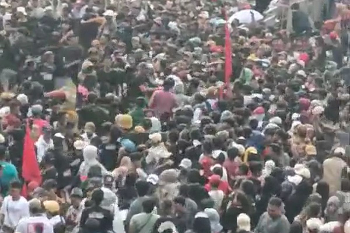 Kericuhan yang terjadi saat kampanye akbar pasangan calon bupati dan wakil bupati Lumajang nomor urut 2 Indah Amperawati dan Yudha Adji Kusuma, Sabtu (23/11/2024)