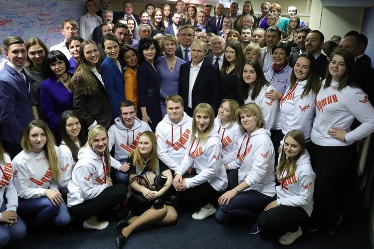 President Vladimir Putin mengunjungi markas tim kampanyenya di Moskwa.
