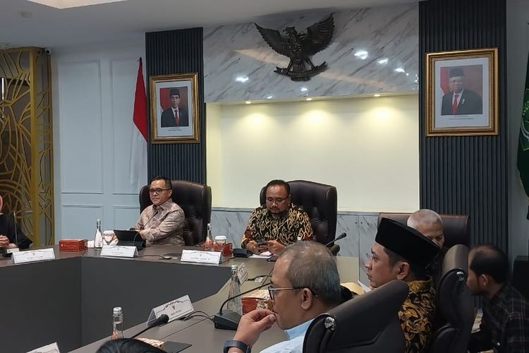 Menteri PANRB Abdullah Azwar Anas dan Menteri Agama Yaqut Cholil Qoumas menyampaikan formasi CASN di Kemenag, Jakarta, Jumat (4/8/2023).
